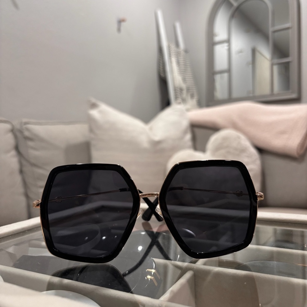 Isabel Marant Black Oversized Sunglasses with Square Shape and Dark Lenses